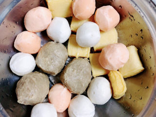 1、砂锅米线,准备好各种火锅丸子。