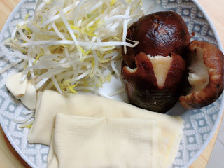 2、砂锅米线,准备些香菇、豆腐皮、豆芽。