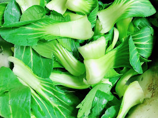 3、砂锅米线,准备好油菜，洗净待用。