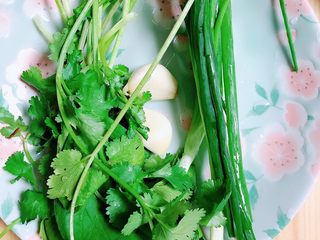 4、砂锅米线,准备好葱蒜、香菜。