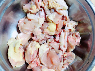 5、砂锅米线,准备好土鸡块。