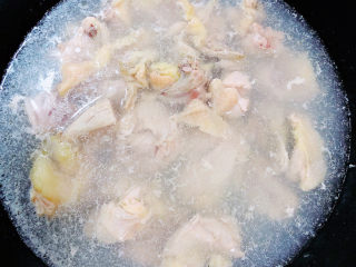 6、砂锅米线,锅中烧开水，放入鸡块焯去血水。