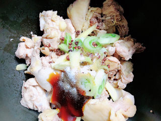 7、砂锅米线,鸡块洗净放入高压锅中，放入耗油、生抽、盐、花椒、葱姜。