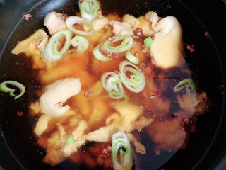 8、砂锅米线,放入水，选择炖鸡按键，40分钟即可熬好鸡汤。