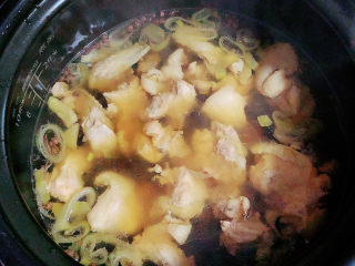 9、砂锅米线,鸡汤压好，可以开锅再炖煮10分钟。