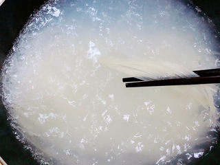 10、砂锅米线,米线在锅中煮2-3分钟，稍微煮软即可。