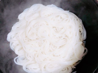 11、砂锅米线,捞出米线，放入啥锅中。