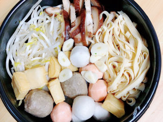 12、砂锅米线,在米线上放入豆芽、香菇、豆皮、各种丸子、大蒜。