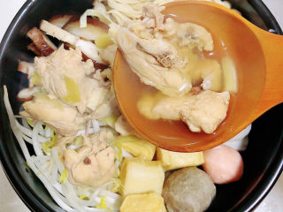 13、砂锅米线,浇上鸡汤。