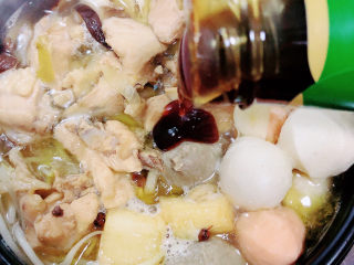 14、砂锅米线,小火慢炖，加入耗油、生抽、盐继续炖煮。