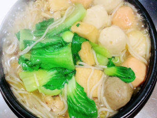 15、砂锅米线,放入少许油菜。