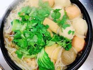 16、砂锅米线,淋上香油、撒上香葱、香菜，即可出锅了！