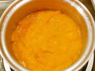 11、奶香南瓜粥,南瓜泥放入汤锅中 