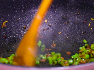 11、肉末炒豆角,翻炒均匀