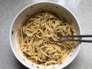 3、洋芋丝粑粑,用筷子搅拌均匀