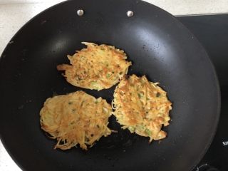 5、洋芋丝粑粑,煎至两面金黄就可以了，盘子中可垫厨房纸吸一下油份。