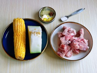1、排骨冬瓜汤,准备食材,葱姜去皮切好。