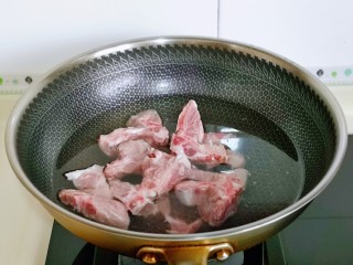 2、排骨冬瓜汤,首先将排骨焯水,冷水下锅,大火烧开煮2分钟,捞出用冷水反复冲洗,将排骨上的杂质冲洗干净。