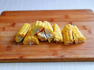 3、排骨冬瓜汤,玉米冷水冲洗,再切段。