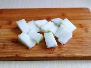 4、排骨冬瓜汤,冬瓜去皮,去瓤,洗干净再切块。