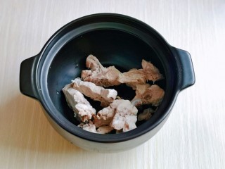 6、排骨冬瓜汤,取一口砂锅,加入焯水的排骨。