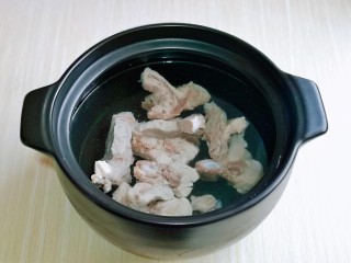 7、排骨冬瓜汤,再加入纯净水,适当多一些,因为需要熬的久一点。