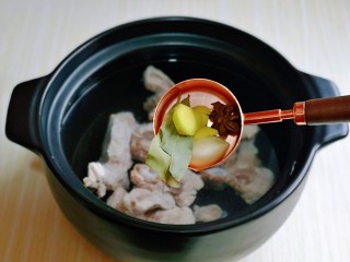 8、排骨冬瓜汤,再加入准备好的姜蒜,八角香叶。