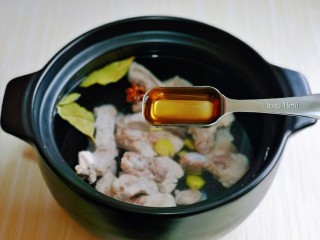 9、排骨冬瓜汤,加入一勺料酒去肉腥。