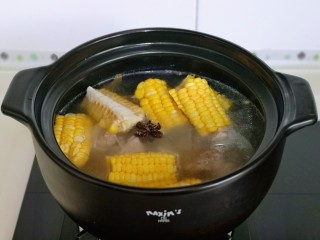 11、排骨冬瓜汤,30分钟后加入切好的玉米,再熬20分钟。