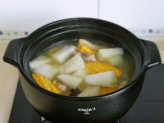 12、排骨冬瓜汤,20分钟后加入切好的冬瓜,再熬5分钟。