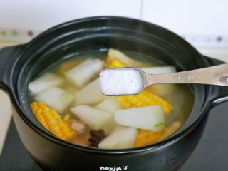 13、排骨冬瓜汤,按个人口味加入盐,中火煮5分钟关火。