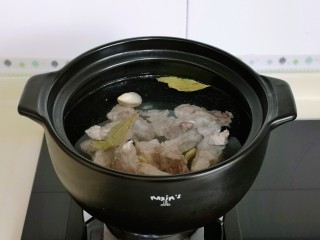 10、排骨冬瓜汤,开煤气,大火烧开,转小火慢熬30分钟左右。