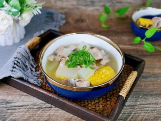 14、排骨冬瓜汤,盛出装入汤碗中,撒上葱花。