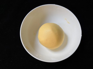7、南瓜饼,用手揉成面团。