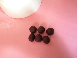 8、南瓜饼,把豆沙馅撮成小圆（馅约8g左右）。