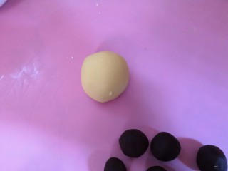 11、南瓜饼,收口，再撮圆。