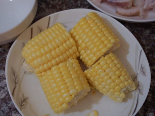 5、猪蹄黄豆玉米汤,将玉米切成段