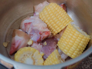 9、猪蹄黄豆玉米汤,加入玉米