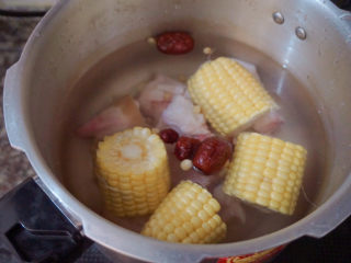 13、猪蹄黄豆玉米汤,加入适量清水