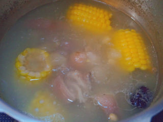 16、猪蹄黄豆玉米汤,加入少量食盐搅拌均匀