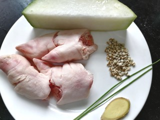 1、薏米猪蹄汤,准备好所需材料