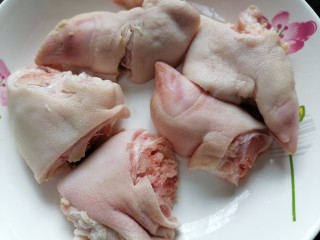 2、薏米猪蹄汤,将猪蹄剁成小块