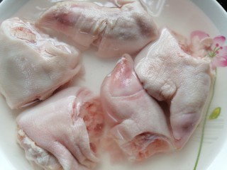 3、薏米猪蹄汤,将猪蹄泡水清洗干净