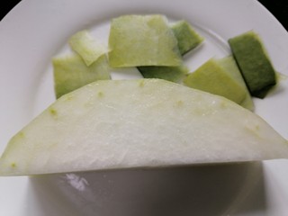 4、薏米猪蹄汤,冬瓜去皮