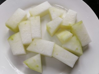 5、薏米猪蹄汤,将冬瓜切成块状