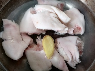 7、薏米猪蹄汤,将猪蹄放入锅内焯水