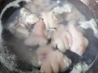 8、薏米猪蹄汤,煮至沸腾出沫