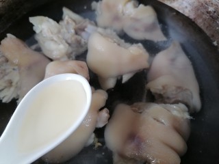 9、薏米猪蹄汤,撇去浮沫后加适量黄酒然后再炖一会