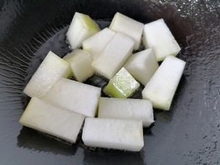 10、薏米猪蹄汤,锅内放油烧热放入冬瓜翻炒