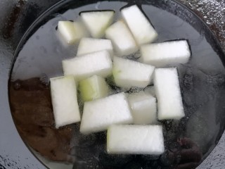 11、薏米猪蹄汤,加入适量水